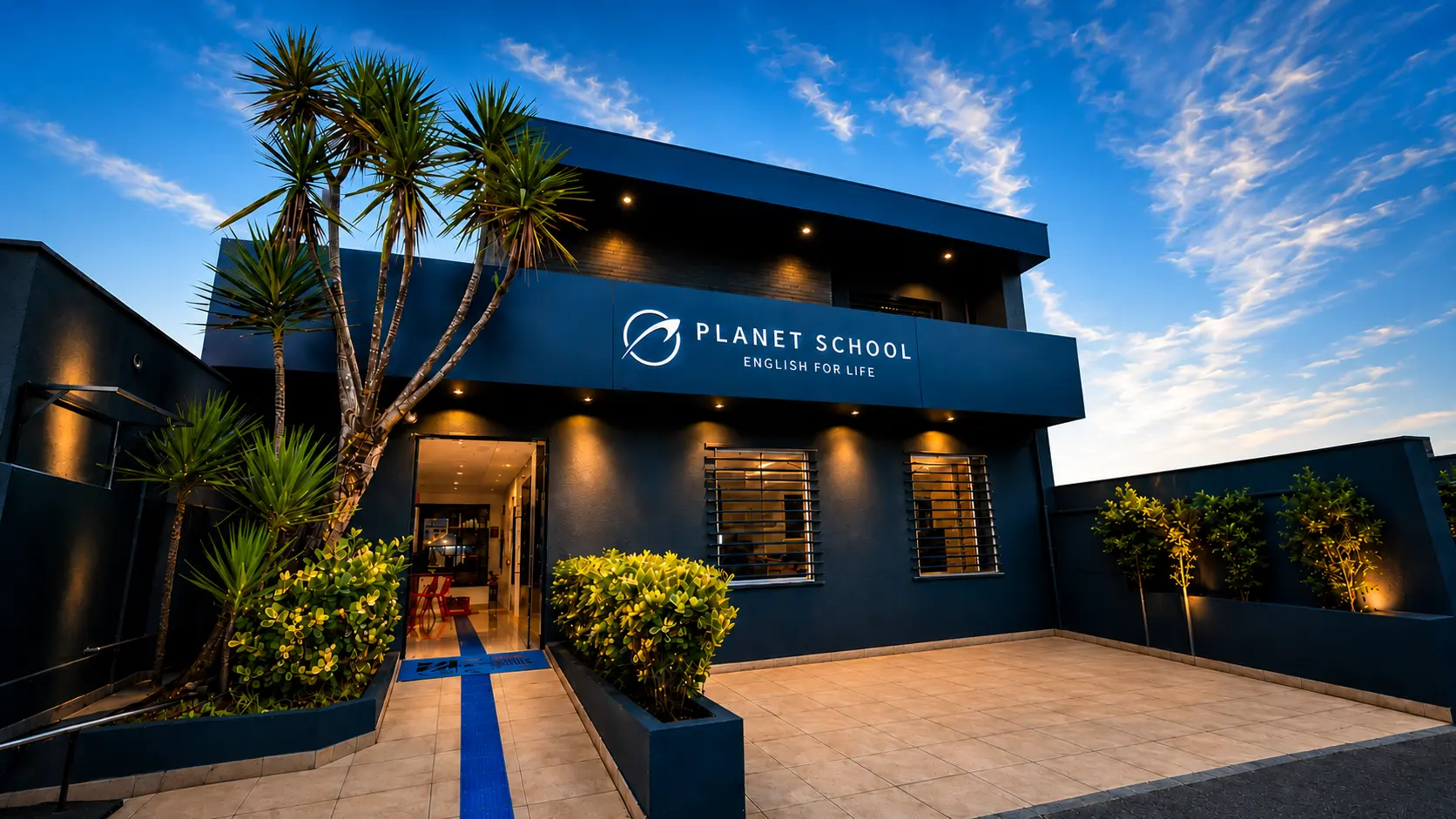 Fachada da unidade da Planet School em Mogi das Cruzes ao entardecer